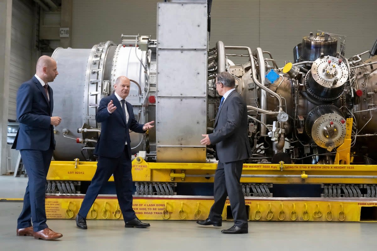 Germany leader Olaf Scholz stands next to a gas turbine  ((c) Copyright 2022, dpa (www.dpa.de). Alle Rechte vorbehalten)