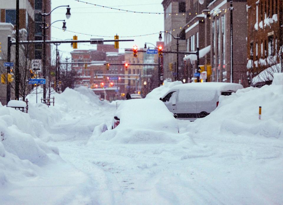 Vehicles trapped under heavy snow in the streets of downtown Buffalo, New York, on 26 December, 2022 (THE OFFICE OF GOVERNOR KATHY HOC)