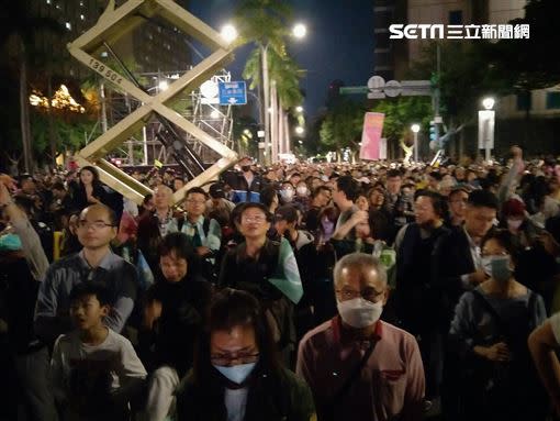 這次選戰是關鍵一戰，將決定台灣未來走向，許多年輕人被昨日韓陣營的造勢大會「激」出來站上凱道。（圖／記者陳弋攝影）