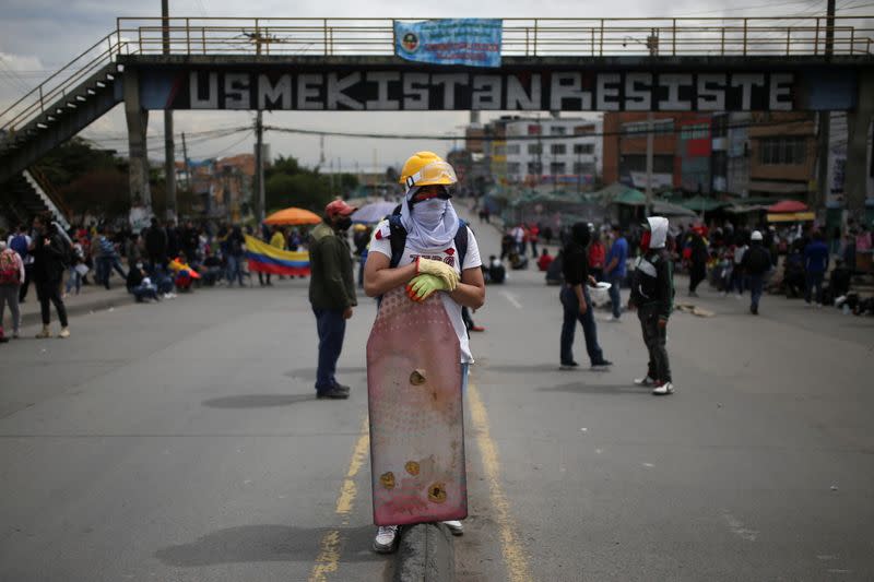 Un manifestante forma parte de protestas para exigir medidas del gobierno para abordar la pobreza, la violencia policial y las desigualdades en el sistema de salud y de educación, en Bogotá, Colombia