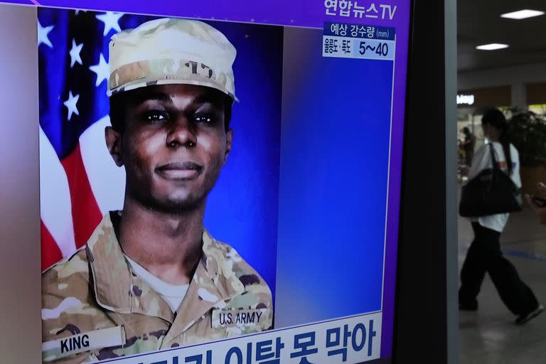 Una pantalla de televisión muestra una imagen de archivo del soldado estadounidense Travis King durante un programa de noticias en la Estación de Tren Seúl, el lunes 24 de julio de 2023, en Seúl, Corea del Sur