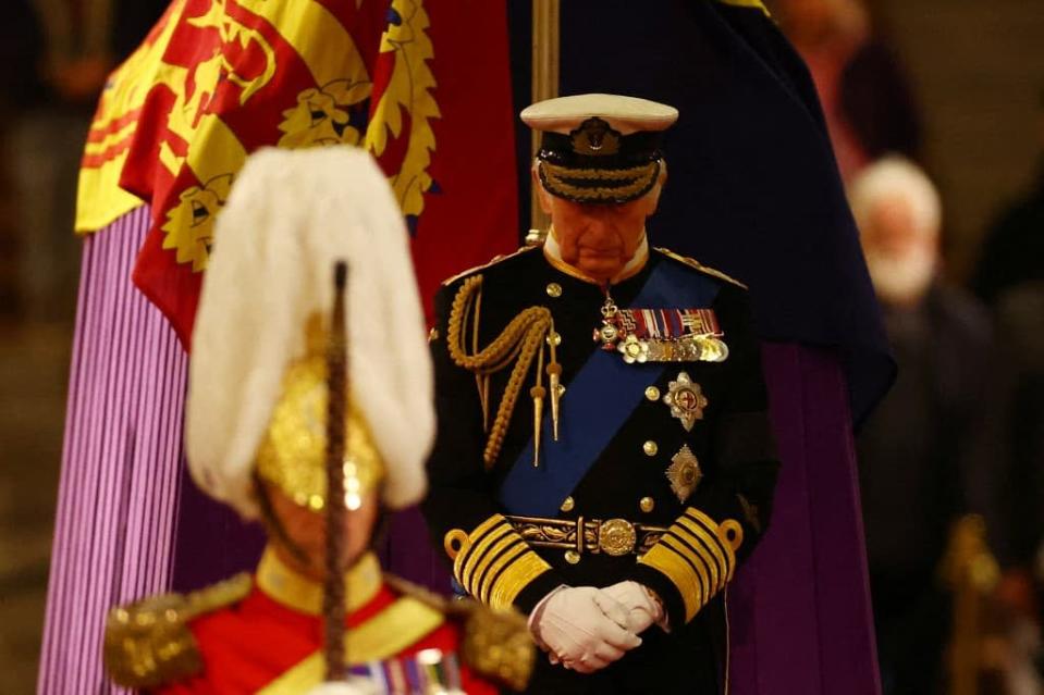 Le roi Charles III participe à une veillée autour du cercueil de la reine Elizabeth II, dans le Westminster Hall, à Londres, le 16 septembre 2022, avant ses funérailles lundi.  - HANNAH MCKAY / POOL / AFP