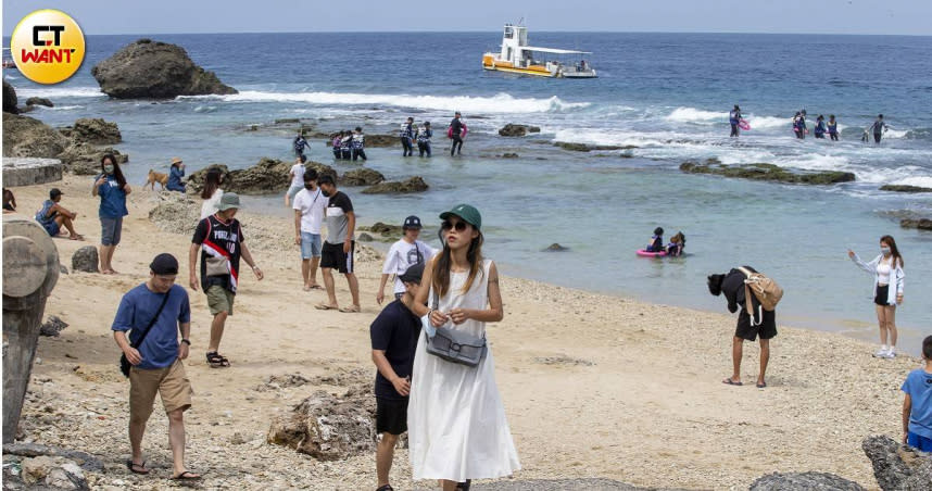 國內本土疫情趨緩、國旅回溫，小琉球的海邊已有遊客現蹤。（圖／宋岱融攝）