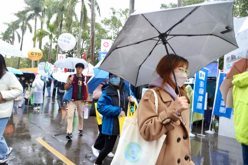 臺大校園徵才博覽會吸引許多人前往。廖瑞祥攝