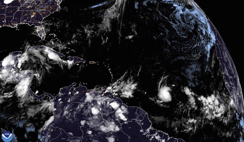 Esta imagen de satélite de la Oficina Nacional de Administración Oceánica y Atmosférica de EEUU tomada el sábado 29 de junio de 2024 a las 3:10am GMT muestra a la tormenta tropical Beryl, en el cuadrante inferior derecho cerca del centro, mientras avanza por el océano Atlántico. (NOAA vía AP)