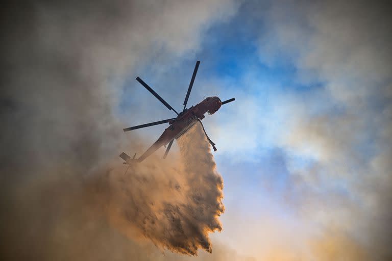 Los aviones hidrantes lanzan agua sobre las zonas afectadas