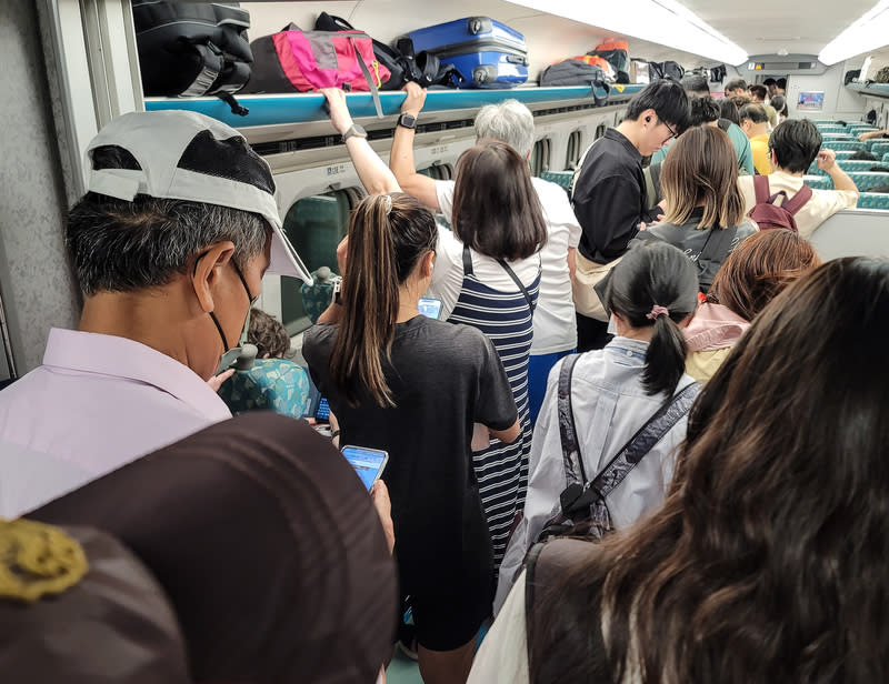 台灣高鐵疏運情形（1） 受3日花蓮地震影響，台灣高鐵宣布採降級運轉，上 午11時至下午1時期間，改以每20分鐘自南港站及左 營站，分別發出1班全車自由座列車疏運旅客。 中央社記者鄭清元攝  113年4月3日 