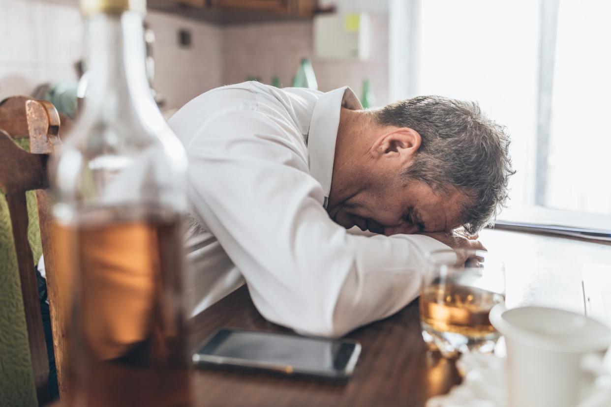 Las investigaciones demuestran cada vez más que se ha restado importancia a los peligros del alcohol y se han exagerado sus beneficios. Nes/E+ via Getty Images