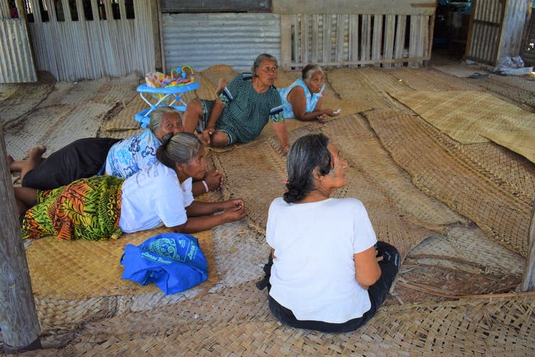 <span class="caption">Chatting with Kiritimati islanders at Teeua Tetoa’s home.</span> <span class="attribution"><span class="source">B.Alexis-Martin, 2018</span></span>