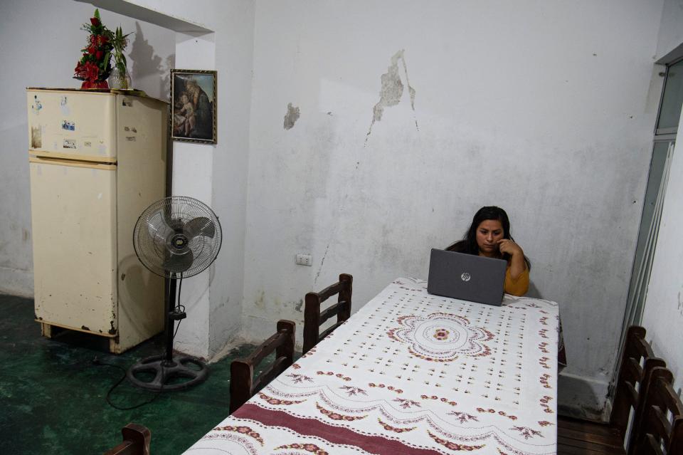 Daysi Falcón López, de 34 años, usa su computadora para estudiar una carrera de marketing en línea para iniciar un negocio, en su casa del distrito de Independencia, en las afueras del este de Lima, Perú, el 26 de febrero de 2022. - Falcón perdió su trabajo como asistente administrativa en marzo de 2021 debido a la pandemia y ahora trata de reinventarse vendiendo los platillos que prepara a los familiares de sus vecinos que van a trabajar. Las mujeres se han visto especialmente afectadas por el empeoramiento de la tasa de desempleo a causa de la pandemia en América Latina. (Foto de Ernesto BENAVIDES/AFP) (Foto de ERNESTO BENAVIDES/AFP vía Getty Images)