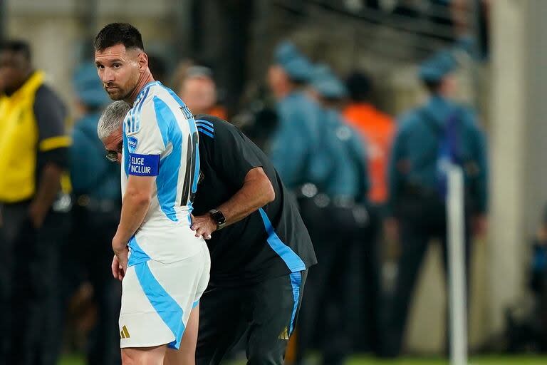 Lionel Messi es atendido fuera del campo de juego durante el partido que disputaron las selecciones de la Argentina y Chile por la Copa América 2024 en el MetLife Stadium de New Jersey