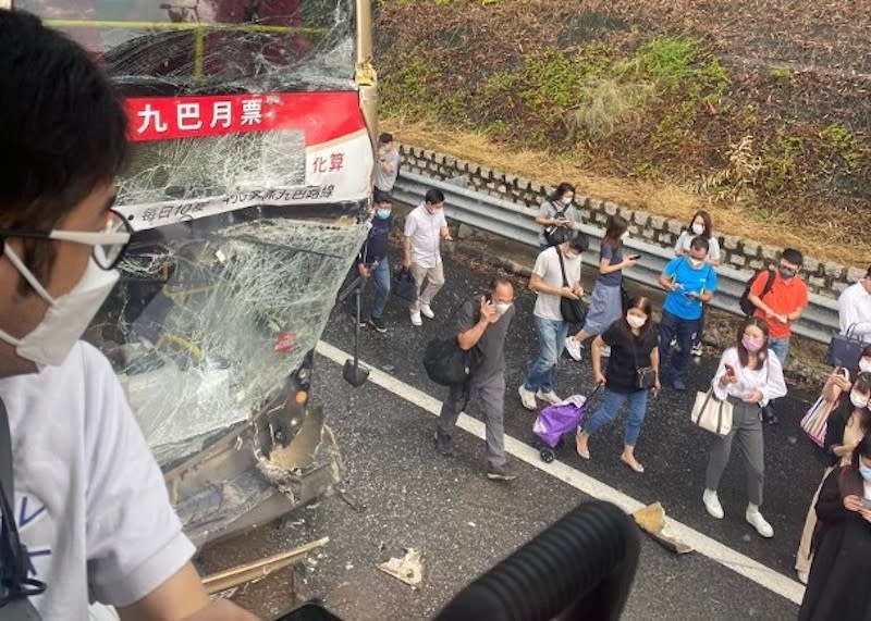 雙層九巴車頭擋風玻璃爆裂。