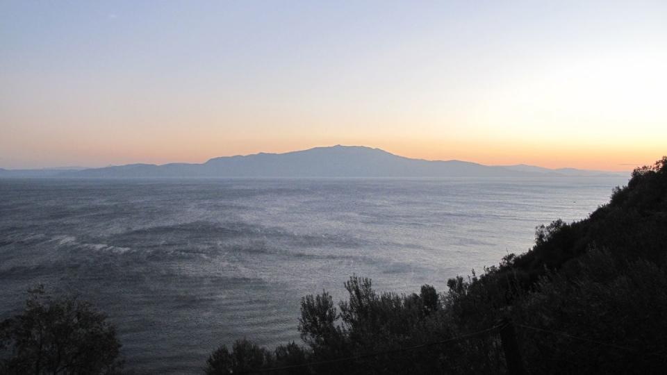 Von der Küste von Behramkale (auch bekannt als Assos) ist die griechische Insel Lesbos zu erkennen. Behramkale gehört zum Landkreis Ayvacik, von hier aus fahren die meisten Flüchtlingsboote los.