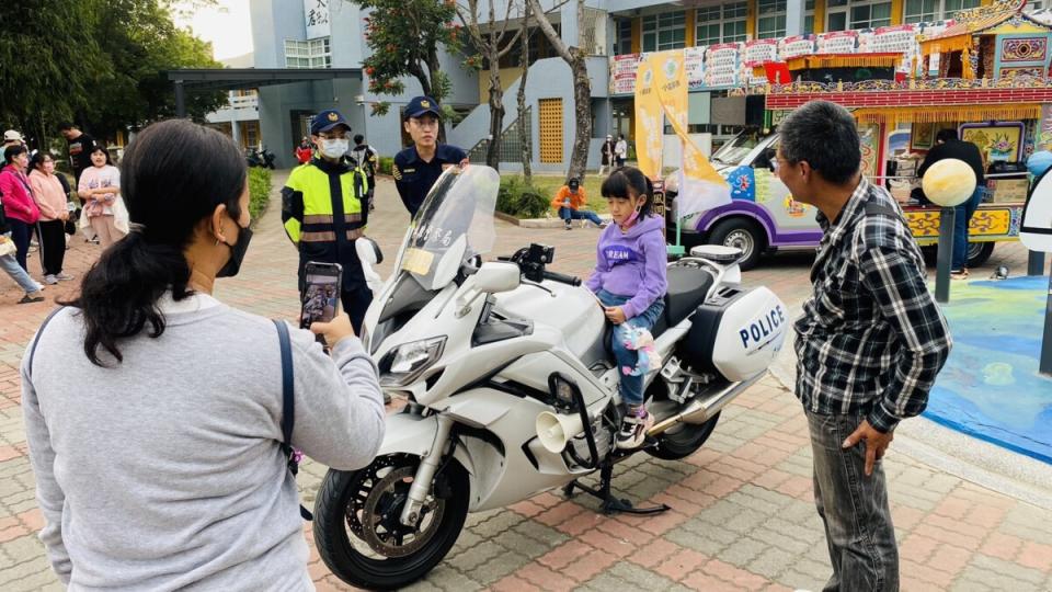 ▲北港警分局現場準備兩台警用重機，讓學童們爭相拍照。(記者蘇峯毅拍攝)