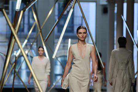 Models present creations from the Jason Wu Spring/Summer 2014 collection during New York Fashion Week, September 6, 2013. REUTERS/Lucas Jackson