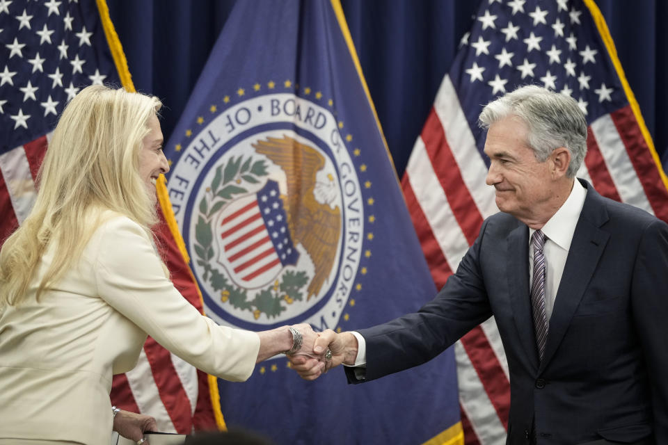 WASHINGTON, DC - 23 MAJ: (LR) Vice ordförande för Federal Reserve Lael Brainard skakar hand med Jerome Powell efter att han avlagt ed för sin andra mandatperiod som ordförande för styrelsen för Federal Reserve System vid William McChesney Martin Jr. Building of the Federal Reserve 23 maj 2022 i Washington, DC. Powell har varit ordförande för Federal Reserve Board of Governors sedan februari 2018. (Foto av Drew Angerer/Getty Images)