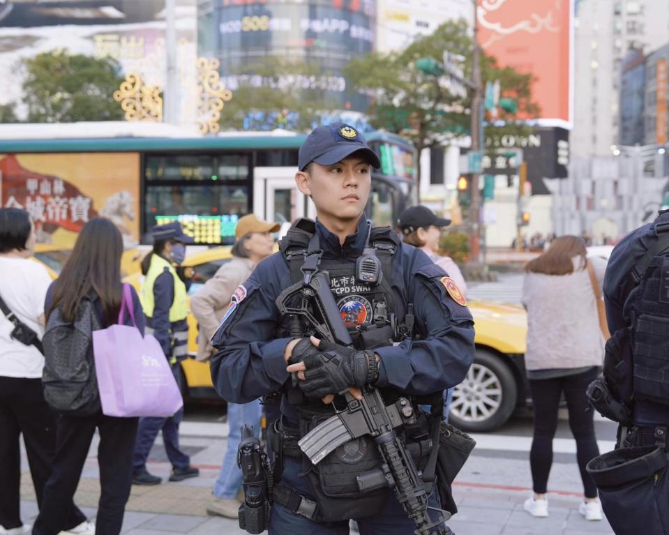 對於粉專貼出的警察同仁照片，網友眼睛一亮。（翻攝自臉書@臺北波麗士）