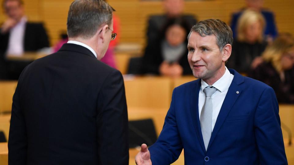 Der neu gewählte Ministerpräsident Bodo Ramelow (l, Die Linke), verweigerte dem AfD-Fraktionsvorsitzenden Björn Höcke den Handschlag nach der Wahl. Höcke war in zwei Wahlgängen als Kandidat um das Amt des Ministerpräsidenten angetreten.