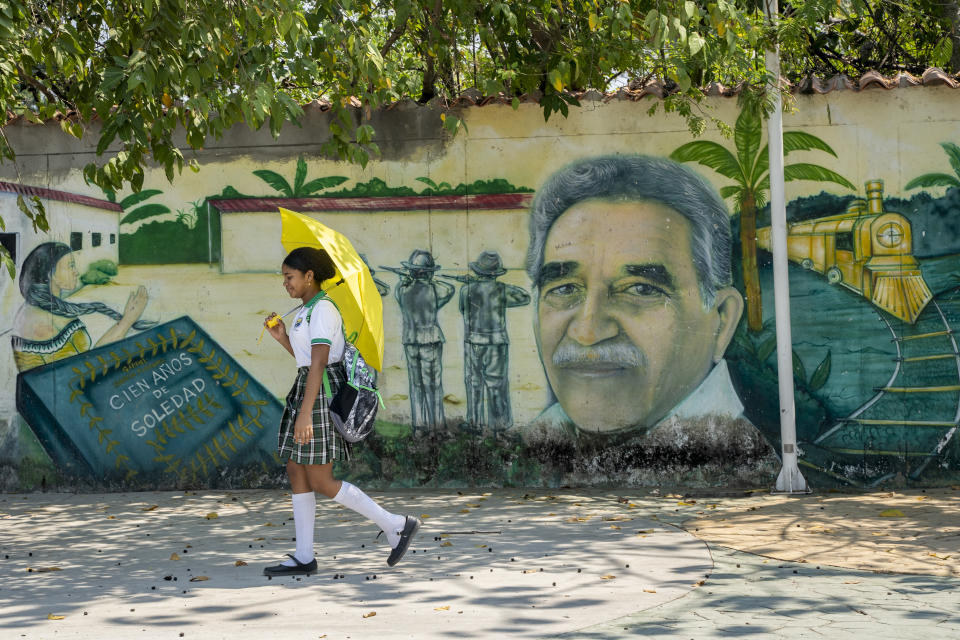 Niñas disfrazadas de mariposas amarillas, un guiño a una de las imágenes literarias más famosas de García Márquez, en un acto conmemorativo por su nacimiento en Aracataca. (Nathalia Angarita/The New York Times)