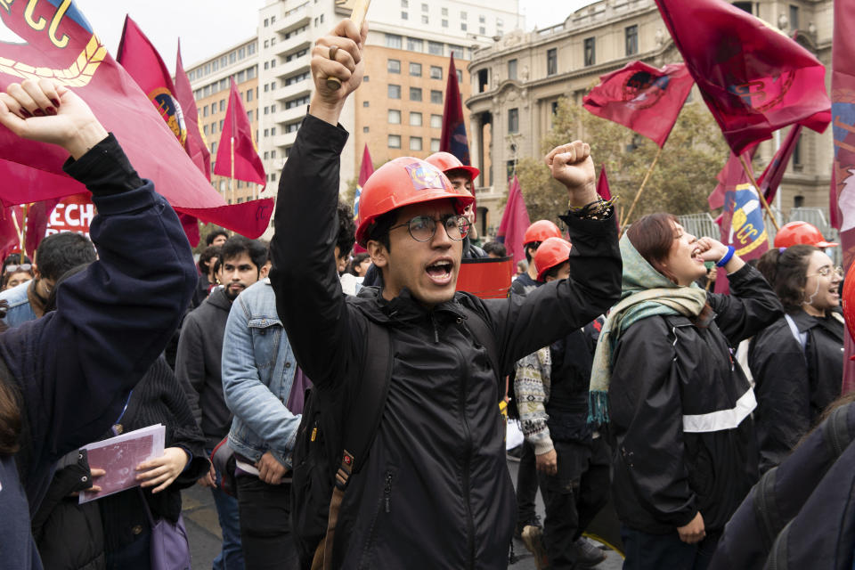 Manifestantes asisten a una marcha en el Día Internacional de los Trabajadores en Santiago, Chile, el miércoles 1 de mayo de 2024. (AP Foto/Matías Basualdo)