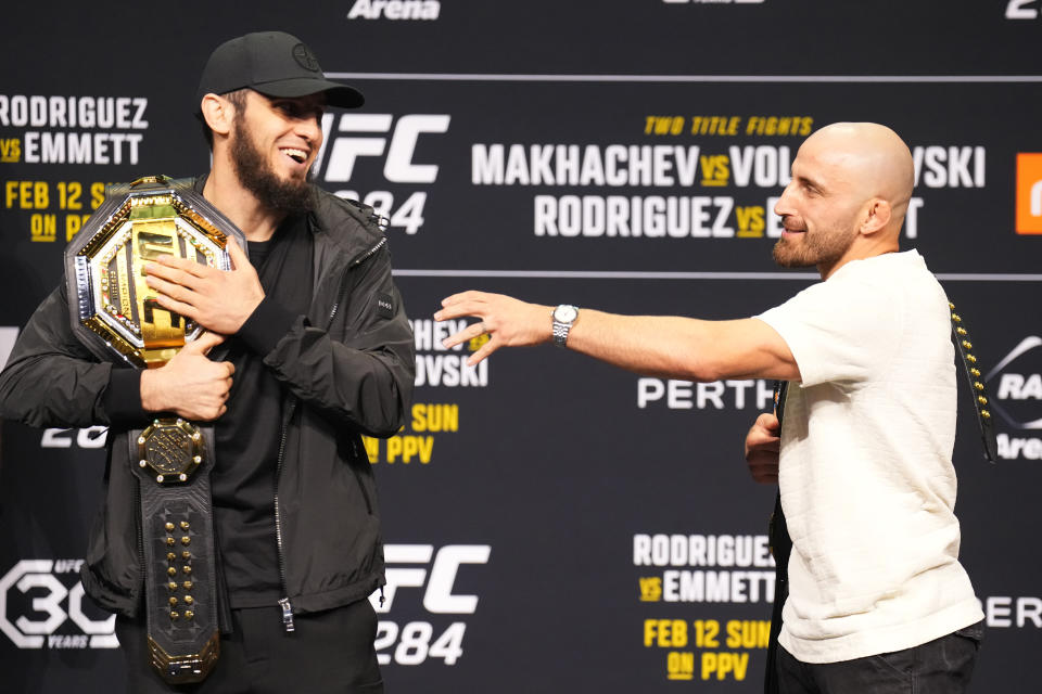 PERTH, AUSTRALIA - FEBRUARY 10: (L-R) Islam Makhachev of Russia and Alexander Volkanovski of Australia pose during the UFC 284 press conference at RAC Arena on February 10, 2023 in Perth, Australia.  (Photo by Chris Unger/Zuffa LLC via Getty Images)