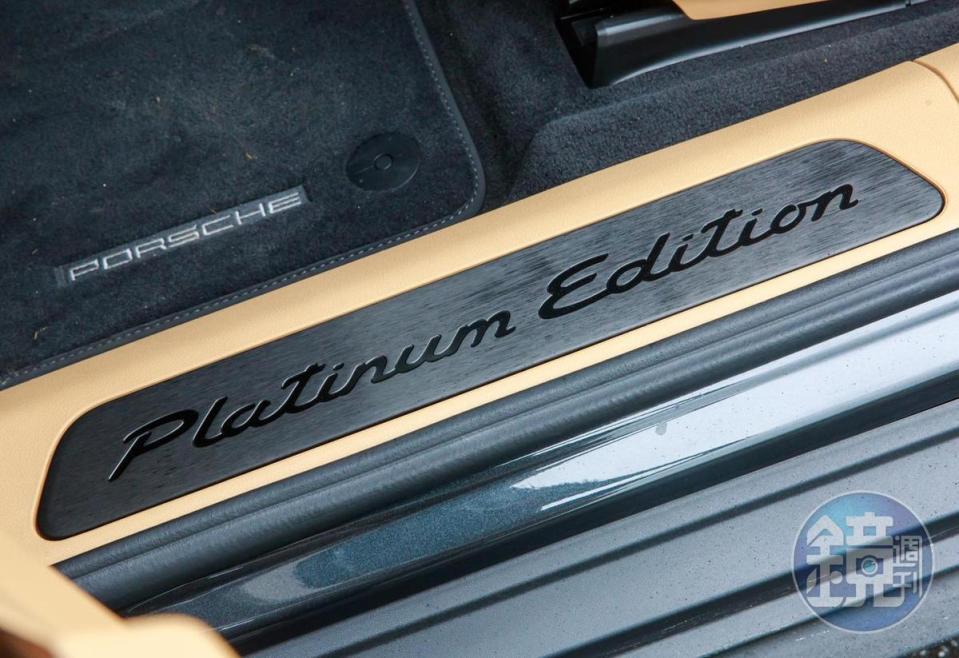 專屬黑色鋁合金前車門檻施以Panamera Platinum Edition車型字樣。