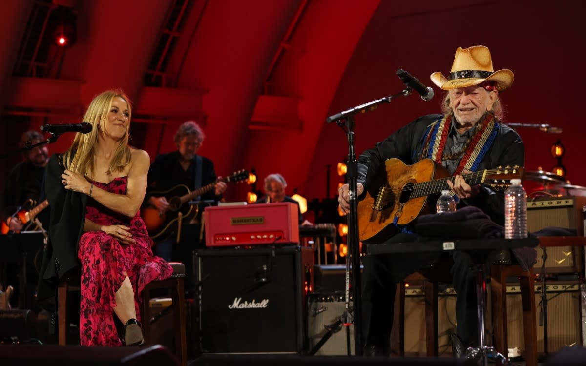 Sheryl Crow, Willie Nelson<p>Photo: Randall Michelson/Blackbird Presents</p>