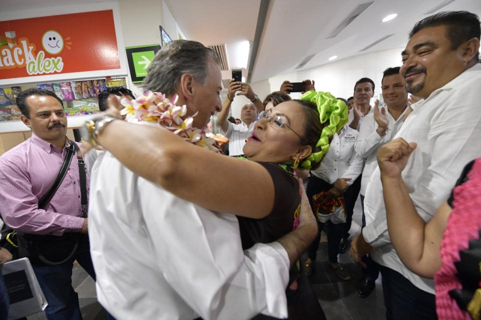 <p>FOTO l Cuartoscuro.- José Antonio Meade fue recibido por lugareños quien le regalaron un collar de flor de mayo, el político ofreció mejores condiciones para los recién nacidos que no cuenten con seguridad social. </p>