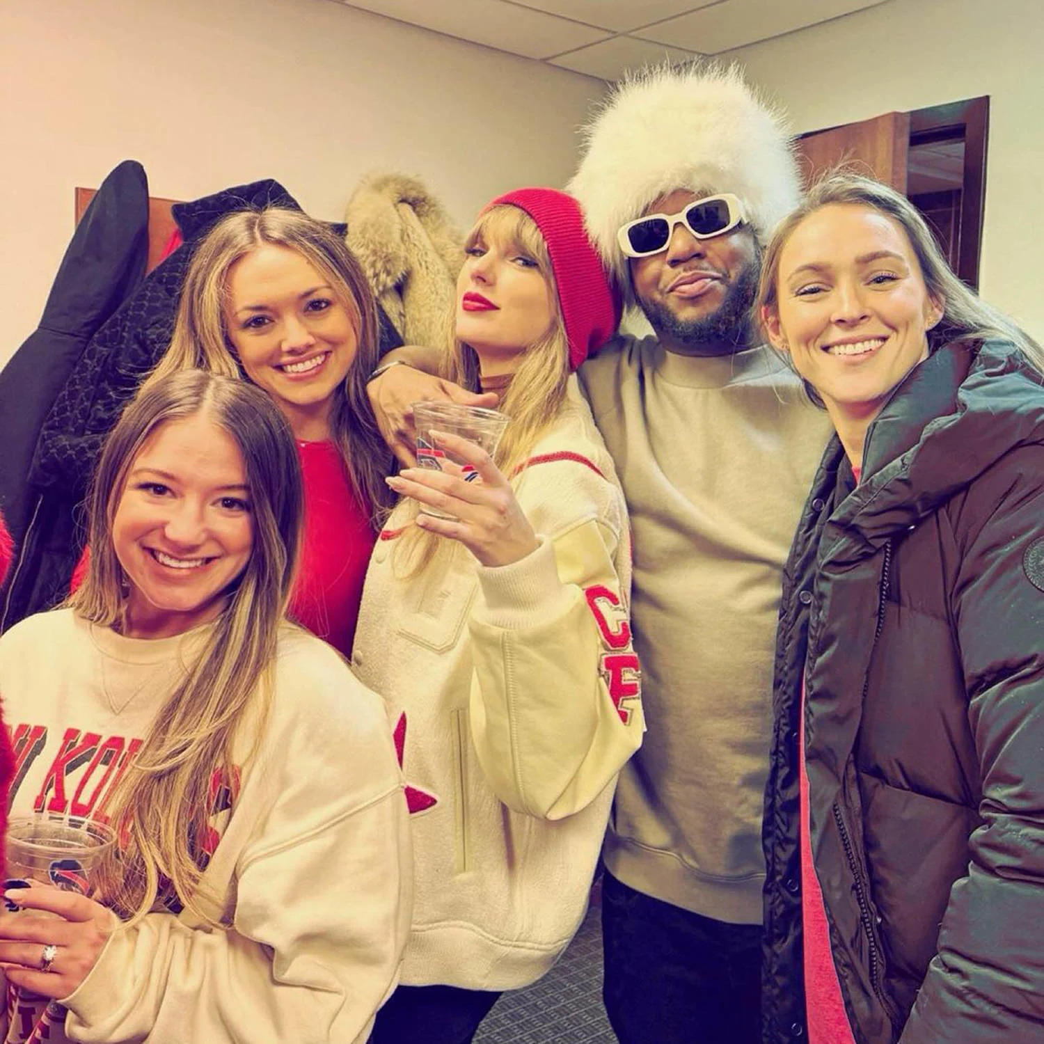 Kylie Kelce and Taylor Swift (@amanda__santa via Instagram)