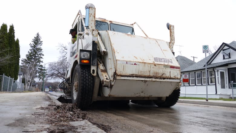 Goodbye winter grime: Spring street cleaning begins in Winnipeg