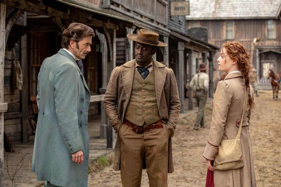 Phileas Fogg (David Tennant, links),Abigail Fix (Leonie Benesch) und Passepartout (Ibrahim Koma) sind im wilden Westen Amerikas gelandet. (Bild: ZDF / Tudor Cucu)