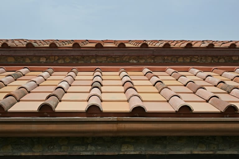 Una imagen muestra unos innovadores paneles solares en el tejado de la "Villa de los Misterios", el 15 de abril de 2024 en Pompeya, en el sur de Italia (Andreas SOLARO)