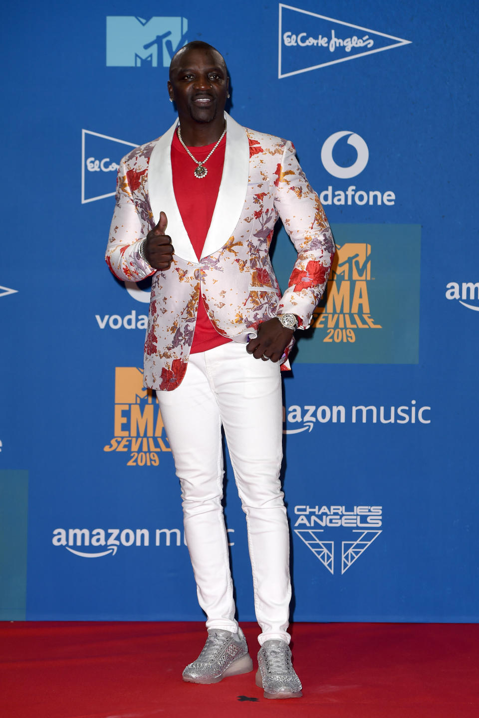 Akon wearing a red and white suit.