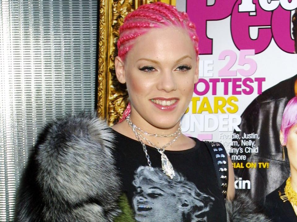 Bereits 2001 gelang Pink auch der internationale Durchbruch: Das Cover von "Lady Marmalade", das sie gemeinsam mit Christina Aguilera, Mýa und Lil' Kim zum "Moulin Rouge"-Soundtrack beisteuerte, toppte in den USA und Deutschland die Charts und entwickelte sich zum weltweiten Hit.