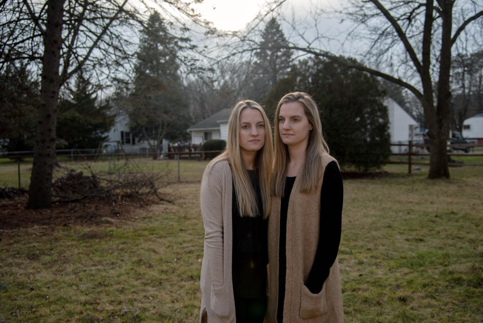 Las gemelas Kasey Miller, a la izquierda, y Krista Burkett enfermaron de COVID-19 poco después del Día de Acción de Gracias. (Cydni Elledge/The New York Times)