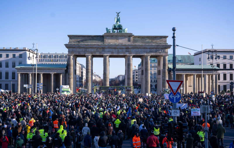 Numerous people stand in front of the Brandenburg Gate at the rally organized by the Association of Independent Farmers against subsidy cuts in the agricultural sector. In response to the federal government's austerity plans, the farmers' association has called for a week of action with rallies and rallies starting on January 8. It is to culminate in a major demonstration in the capital on January 15. Monika Skolimowska/dpa