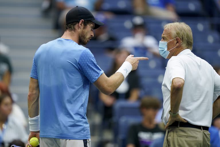 Andy Murray discute con el umpire durante uno de los descansos del duelo ante el griego Stefanos Tsitsipas en el US Open