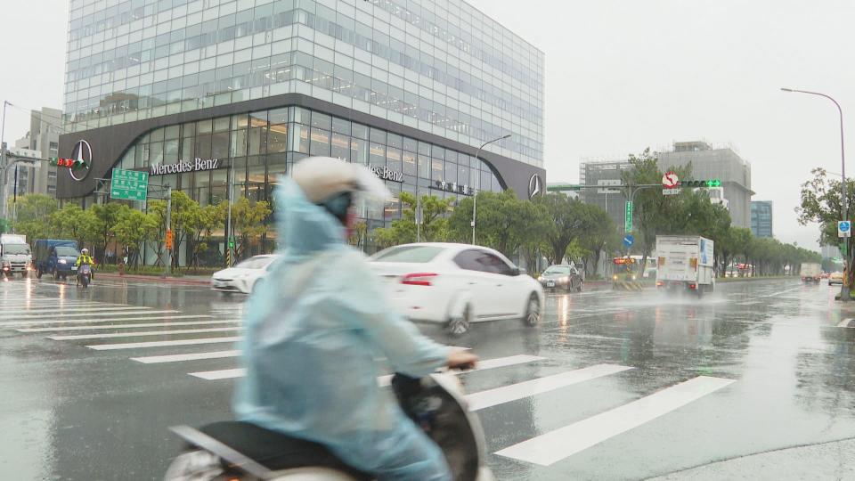 連日大雨，通勤上班族出門要記得攜帶雨具。（資料照）