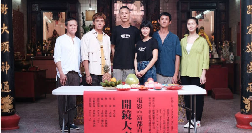 《富都青年》演員鄧金煌（左起）、陳澤耀、導演王禮霖 、監製李心潔、吳慷仁、 林宣妤。（圖／摩爾娛樂、新世紀南向開發有限公司）