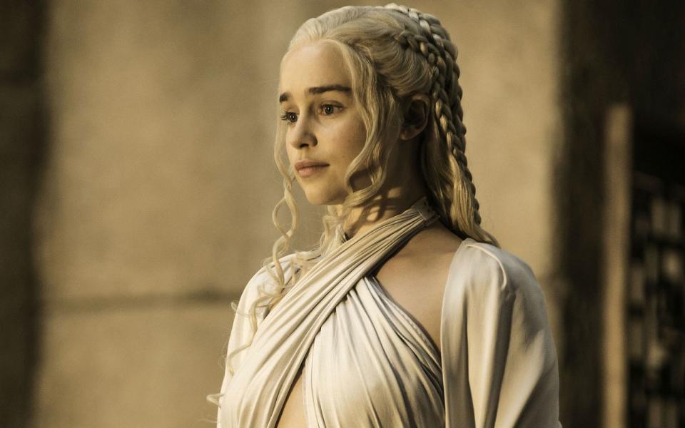 16 Jahre ist Daenerys Targaryen alt, als sie sich in der ersten Staffel von "Game of Thrones" aufmacht, um aus dem Exil heraus den eisernen Thron zu erobern. Ihre Darstellerin, die britische Schauspielerin Emilia Clarke, war da schon 26. Aber das tatsächliche Alter ist eben oft Nebensache in Film und Fernsehen. Auch aus diesen "alten" Stars wurden vor der Kamera ziemlich junge Hüpfer ... (Bild: Sky)