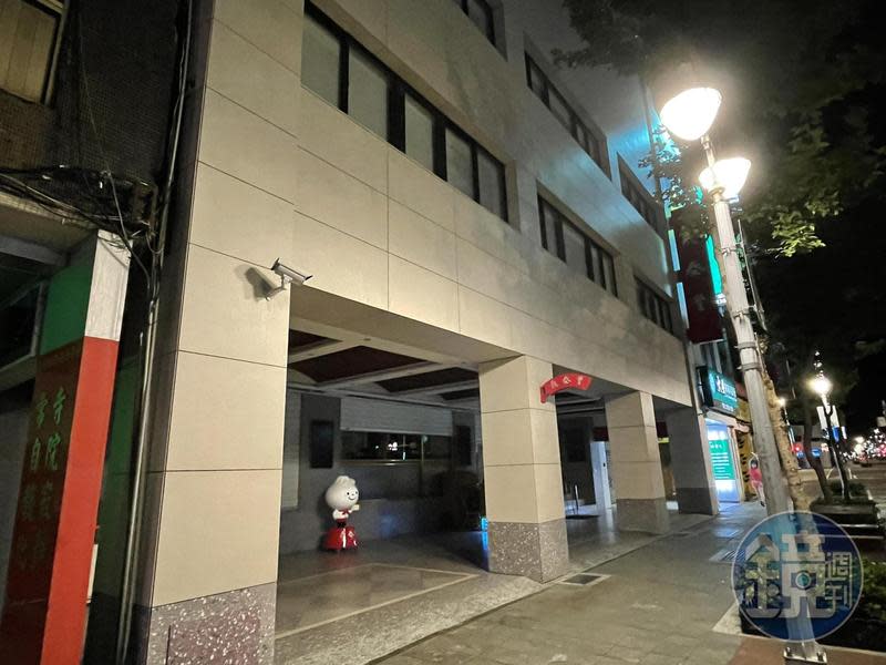 本刊直擊鼎泰豐內部幾名主管尚未下班，留在店內緊急開會，直到凌晨一兩點才離開。