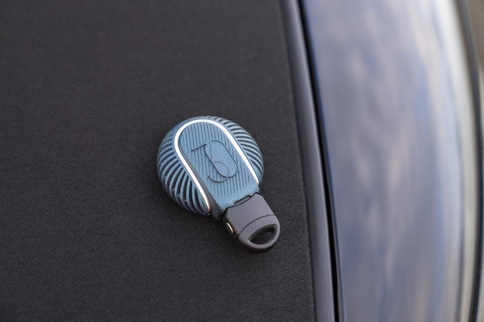 Seaside Edition專屬的3D列印鑰匙外蓋採藍色調圖形波紋設計，正面凸顯30週年紀念徽飾。