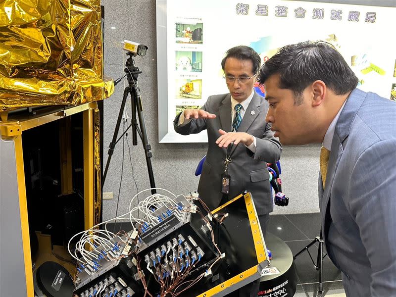泰國二王子瓦差勒宋參觀我國國際太空中心，吳宗信博士向他解說福爾摩沙衛星五號。（圖／記者張雅筑攝）