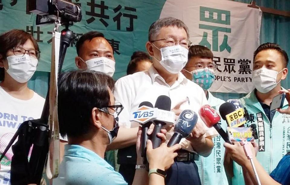 民眾黨主席的台北市長柯文哲表示，目前尚沒有提名高雄市長人選的打算，而北捷票價以不調為原則。（記者毛莉攝）