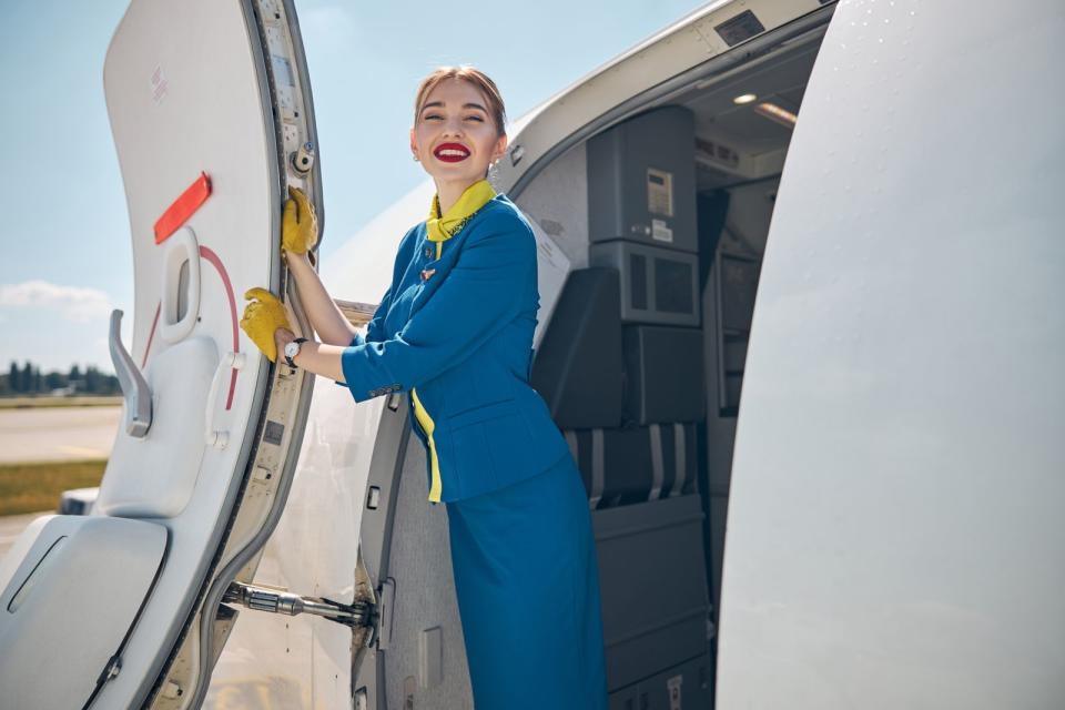 Selbst nach anstrengenden Langstreckenflügen sehen Flugbegleiterinnen immer frisch gestylt und hübsch aus. Das liegt zum Teil an den sogenannten "Landing Lips". Denn kurz vor der Landung wird noch einmal Make-up samt Lippenstift aufgelegt. Wertet ebenfalls das Outfit auf: nur beim Willkommens- und Abschiedsgruß werden hochhackige Schuhe getragen. (Bild: iStock/Svitlana Hulko)