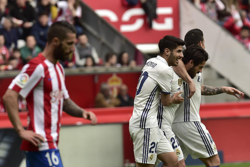 El jugador de Real Madrid, Isco, centro derecha, festeja con compañeros tras anotar un gol contra Sporting de Gijón por la liga española el sábado, 15 de abril de 2017, en Gijón, España. (AP Photo/Alvaro Barrientos)