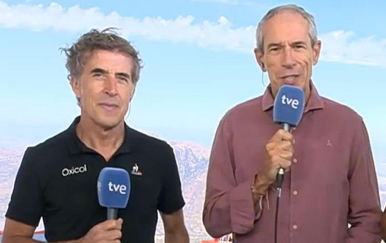 Carlos de Andrés junto a Pedro Delgado durante la retransmisión de una etapa de la Vuelta a España 2022. (Foto: RTVE).