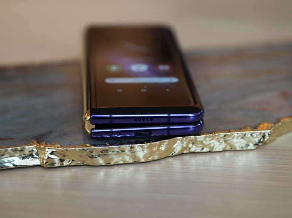 There is a noticeable gap between the two halves of the Galaxy Fold. (Image: Daniel Howley)