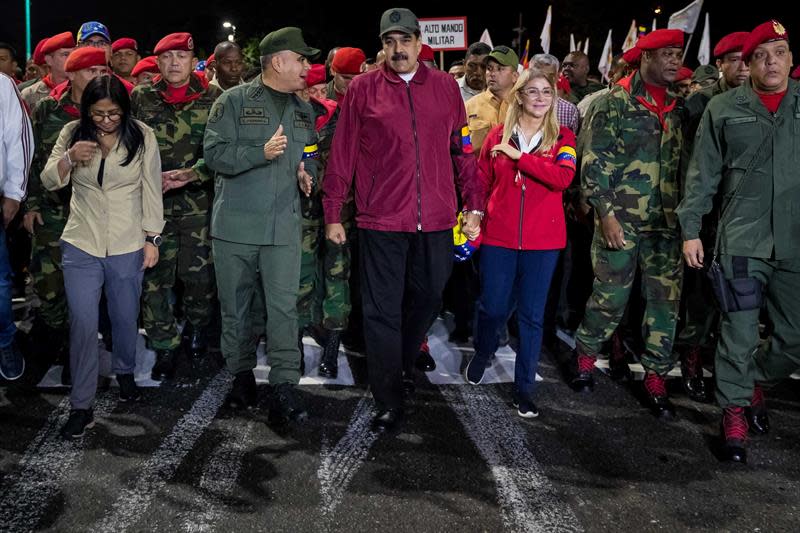 El presidente venezolano, Nicolás Maduro (c), encabeza junto a su esposa, Cilia Flores (d), por primera vez en más de un año, una marcha que partió antes del alba (cerca de las 10.00 GMT) hacia el Cuartel de la Montaña para honrar la intentona golpista de 1992 que lideró el fallecido Hugo Chávez (1999-2013), en Caracas (Venezuela). EFE/ Miguel Gutierrez