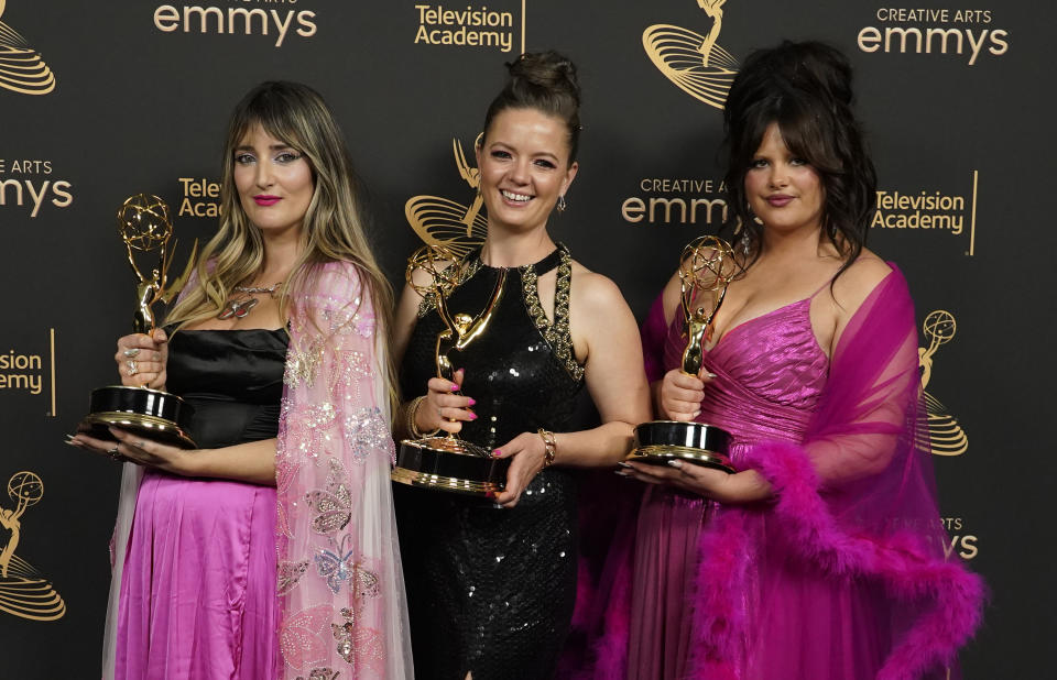 Doniella Davy, de izquierda a derecha, Tara Lang Shah, y Alex French posan en la sala de prensa con el premio a mejor maquillaje contemporáneo (no prostético) por "Euphoria" en la segunda noche de los Premios Emmy a las Artes Creativas el domingo 4 de septiembre de 2022 en el Teatro Microsoft en Los Angeles. (Foto AP/Chris Pizzello)